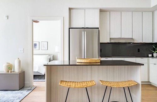 Montrose Apartment | Chic Living, Montrose/Midtown