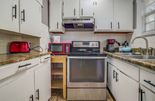South Seminole Heights Apartment | Chic Loft in Heart of Tampa - Modern 2-Bed Retreat w/Shared Yard