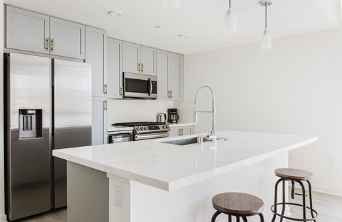 Downtown Long Beach Apartment | Chic Long Beach 2BR w/Pool, Gym & Firepit, by Blueground