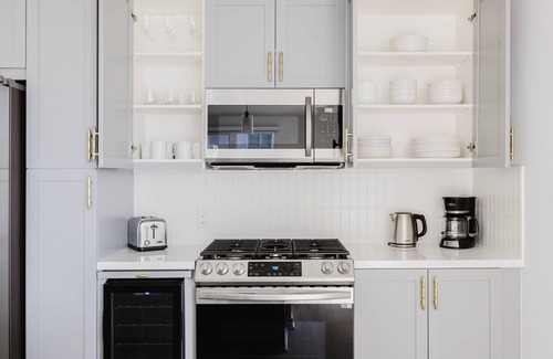 Downtown Long Beach Apartment | Chic Long Beach 2BR w/Pool, Gym & Firepit, by Blueground
