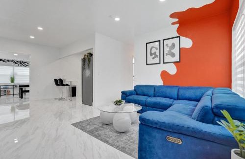 Golden Glades House | Chic Miami Escape- 4 Bedrooms, Game Room, Fire Pit, Pergola