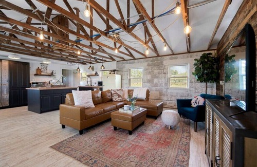 Bentonville - Fayetteville House | Chic Milkbarn: Peace, Culture & Rustic Charm