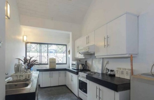 Wellawatta North House | Chic modern 2-bedroom apartment with AC, WiFi, parking, hot water, in Colombo