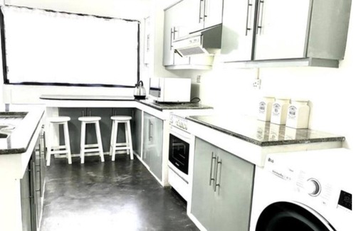 Wellawatta North House | Chic modern 2-bedroom apartment with AC, WiFi, parking, hot water, in Colombo