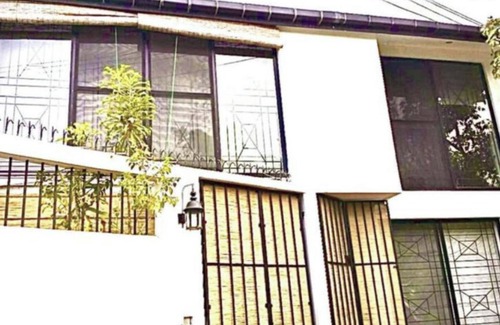 Wellawatta North House | Chic modern 2-bedroom apartment with AC, WiFi, parking, hot water, in Colombo