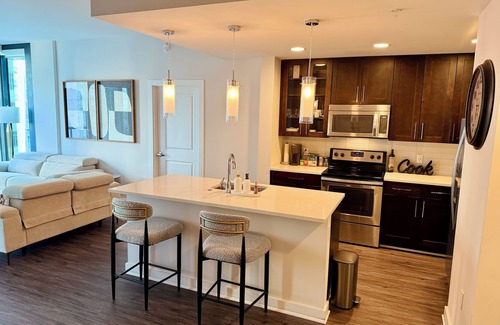 North Buckhead Apartment | Chic & Modern 2BR Apartment in the Heart of Buckhead – Walk to Dining & Shops!