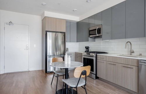 Mountain View Apartment | Chic Mountain View 1BR w/Gym, Pool & A/C, nr Shopping, by Blueground