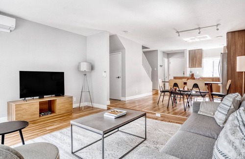 Mountain View Apartment | Chic Mountain View 3BR Townhome, w/Garage, near Caltrain, by Blueground