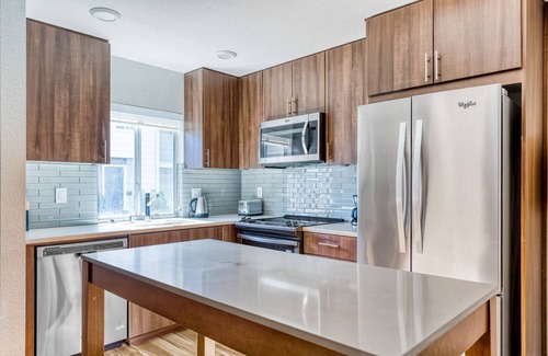 Mountain View Apartment | Chic Mountain View 3BR Townhome, w/Garage, near Caltrain, by Blueground