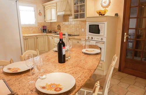 Narbonne House | Chic Narbonne Pool Retreat