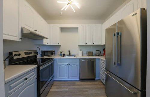 West End Apartment | Chic Nashville 2BR Stay with Optional Parking Mins to Music Row, Vanderbilt & Broadway