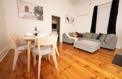 North Adelaide House | Chic Nth Adelaide 3BR | Prime Location + 10% Off Fine Dining Opportunity