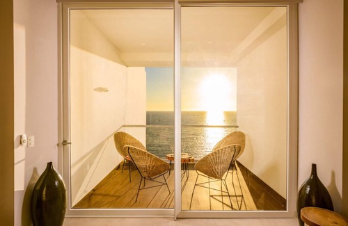 Las Glorias Apartment | Chic Oceanfront Studio Loft – Unique Art & Views