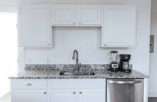 Yachting Village Apartment | CHIC on Thames St Deck & free parking