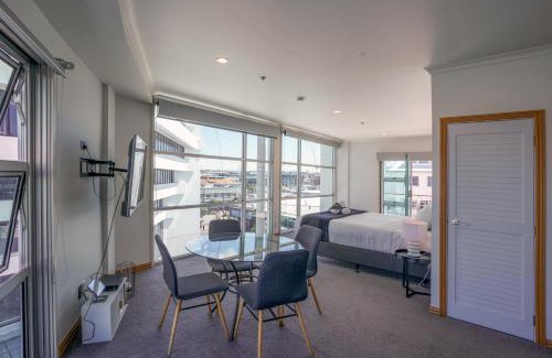 Auckland Central Business District Apartment | Chic Princes Wharf Studio - City View - Parking