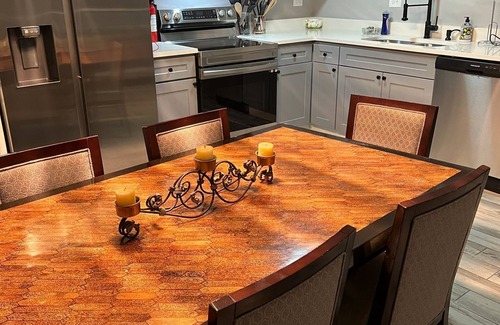 Whitehaven House | Chic Rancher 7BR Compound Near Graceland & Airportn