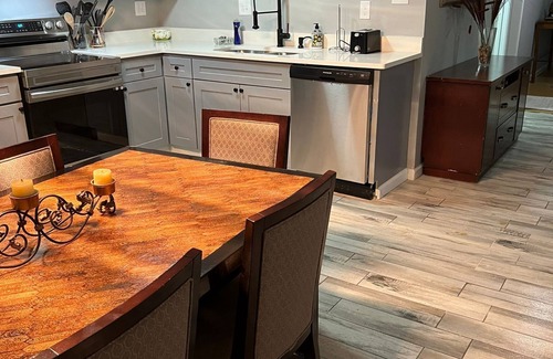 Whitehaven House | Chic Rancher 7BR Compound Near Graceland & Airportn