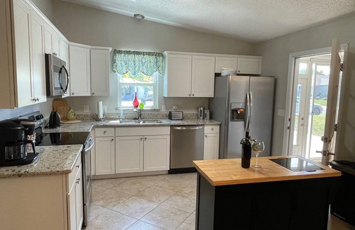 Del Mar House | Chic Rental w/Golf Cart & Modern Amenities in a Prime Location!