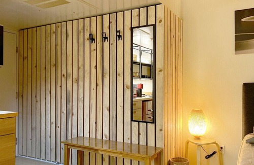 Wilshire Montana Apartment | Chic Retreat by Santa Monica Beach California