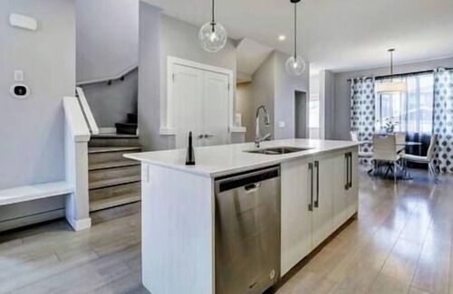 Chestermere House | Chic Retreat, Sleeps 8| A/C, Near YYC & DT.