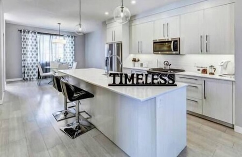 Chestermere House | Chic Retreat, Sleeps 8| A/C, Near YYC & DT.