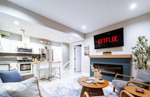 Southwest Edmonton House | Chic Retreat w/Hot Tub - King Bed - Fireplace - WEM