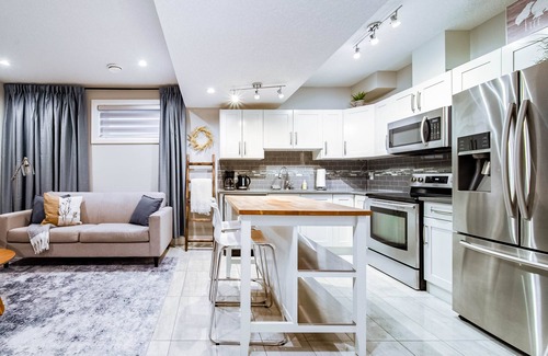 Southwest Edmonton House | Chic Retreat w/Hot Tub - King Bed - Fireplace - WEM