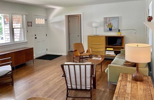 Noyack Cottage | Chic Sag Harbor Cottage walking distance to beaches and restaurants
