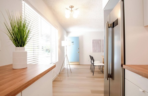Wilshire Montana Apartment | Chic Santa Monica Stay, Walk to Montana, Pool & BBQ