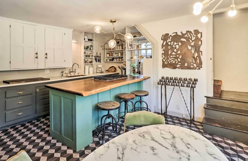 Saylorsburg Cabin | Chic Saylorsburg Escape w/ Hot Tub + Fire Pit