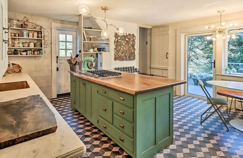 Saylorsburg Cabin | Chic Saylorsburg Escape w/ Hot Tub + Fire Pit