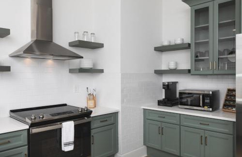 Cleveland Park Apartment | Chic Spacious 2 Bedroom Walk to Coffee and Restaurants