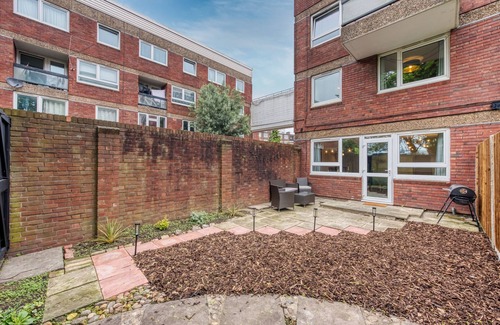 Shadwell Apartment | Chic, Spacious Apartment with Garden in the Heart of London