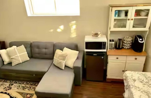 Laval Apartment | Chic Spacious Basement Pool WellServed No Kitchen