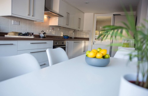 Croyde House | Chic spacious fresh home & garden ideally secluded between village and beach.