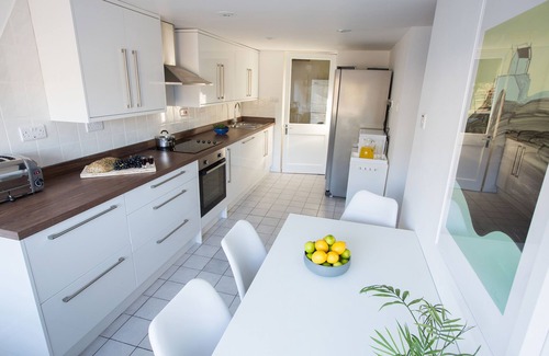 Croyde House | Chic spacious fresh home & garden ideally secluded between village and beach.
