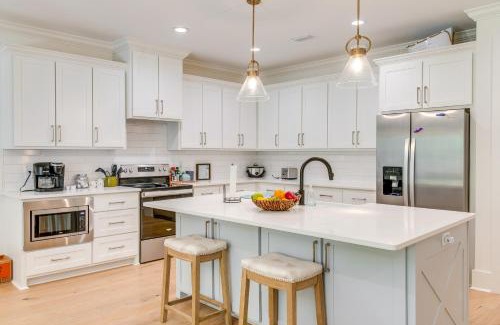 Saint Simons Heights House | Chic St Simons Island Vacation Rental with Backyard