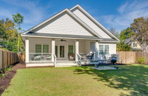 Saint Simons Heights House | Chic St Simons Island Vacation Rental with Backyard