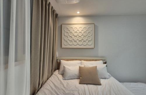 Hapjeong-dong Apartment | Chic Stay 홍대 합정 신촌 # 최대8인 # 신축 엘리베이터 # 무료짐보관 # 무료주차