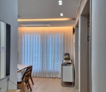 Hapjeong-dong Apartment | Chic Stay 홍대 합정 신촌 # 최대8인 # 신축 엘리베이터 # 무료짐보관 # 무료주차