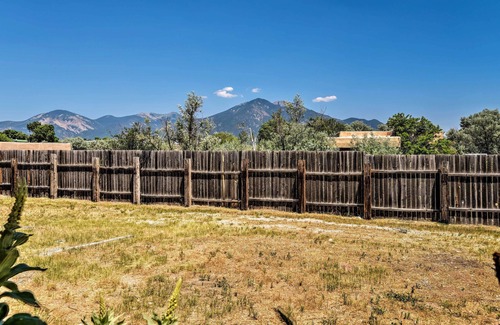 El Prado Apartment | Chic Studio w/Grill - 25 Mins to Taos Ski Valley!