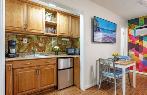 Colee Hammock Apartment | Chic Studio with WiFi and AC in awesome Fort Lauderdale Beach