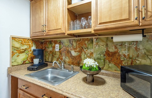 Colee Hammock Apartment | Chic Studio with WiFi and AC in awesome Fort Lauderdale Beach