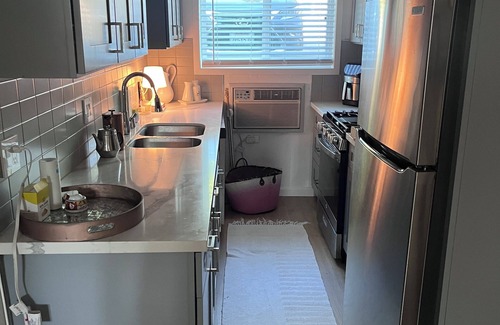 Palms Apartment | Chic studio with swimming pool, AC and WiFi in fabulous Greater Culver City.