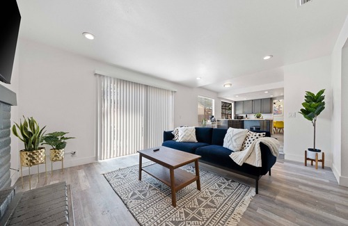 South Natomas House | Chic Stylish 5Bed/3Bath Retreat near Downtown