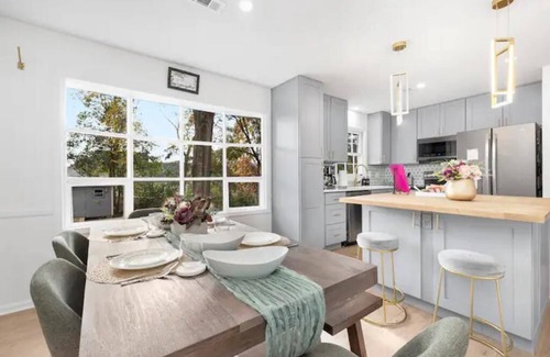 Matthews House | Chic, stylish, Matthews, 20 mins to uptown, fenced yard, kid friendly