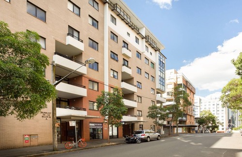 Darling Harbour Apartment | Chic Unit with Rooftop Terrace near Sights & Shops