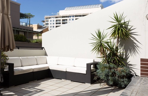 Darling Harbour Apartment | Chic Unit with Rooftop Terrace near Sights & Shops