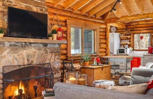 Boothbay Harbor Cabin | Chic, updated log cabin nestled in the pine trees of Sprucewold!