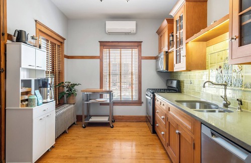 Uptown House | Chic Vintage Stay w/Private Balcony – Walk to Argyle Redline, Lake, Dining